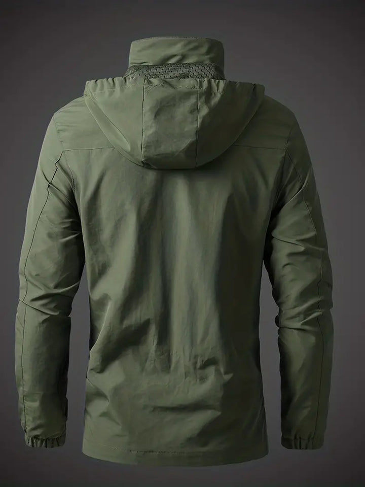 "Veste de pluie imperméable homme, avec capuche et poches zippées, vue de face, protection pluie et vent, style moderne."