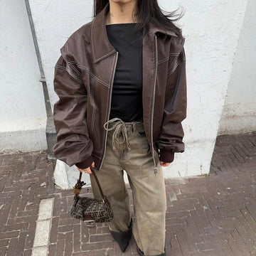 Damska kurtka skórzana czerwona, vintage chic, z klapami, zamkami błyskawicznymi, odważny styl i nowoczesny luksus.