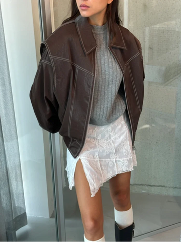 Damska kurtka skórzana czerwona, vintage chic, z klapami, zamkami błyskawicznymi, odważny styl i nowoczesny luksus.