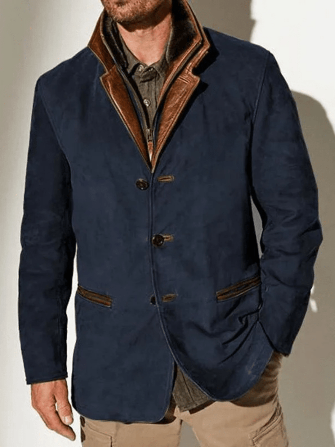 Męska kurtka vintage ze skóry, stójka, dopasowany krój, elegancki design, kolor brązowy, wyrafinowany wygląd na każdą okazję.