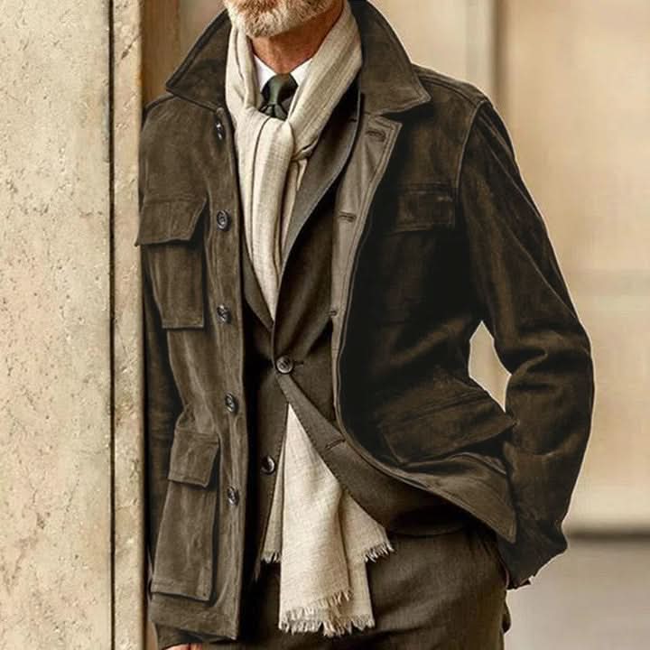 Szczegóły kurtki zamszowej męskiej w kolorze brązowym, z praktycznymi zapięciami i eleganckim wykończeniem.