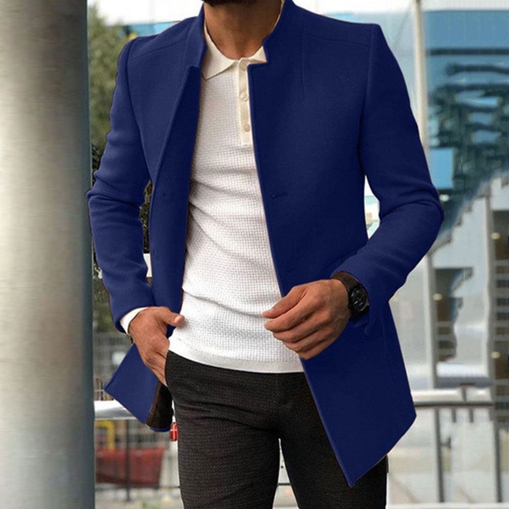 Szczegóły męskiej kurtki jeansowej w kolorze niebieskim, eleganckie wykończenie i wysokiej jakości materiał.