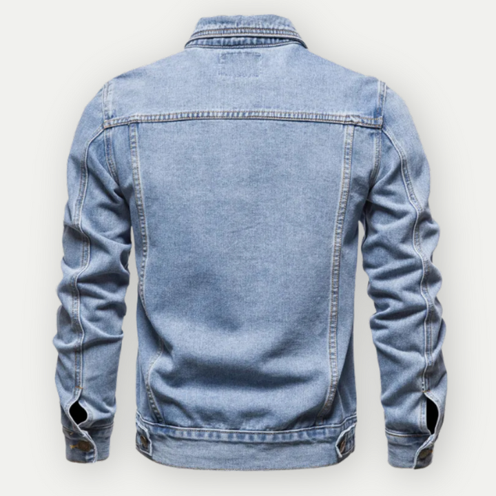 Jeansowa kurtka w jasnym odcieniu denimu, z eleganckim krojem i praktycznymi kieszeniami, tworząca miejski styl.