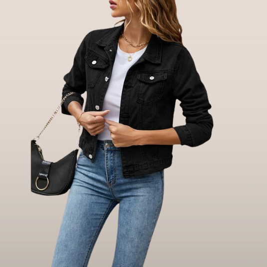 Krótka damska kurtka jeansowa z guzikami, wytrzymały denim, kieszenie na piersi, klasyczny kołnierz, modny wygląd.