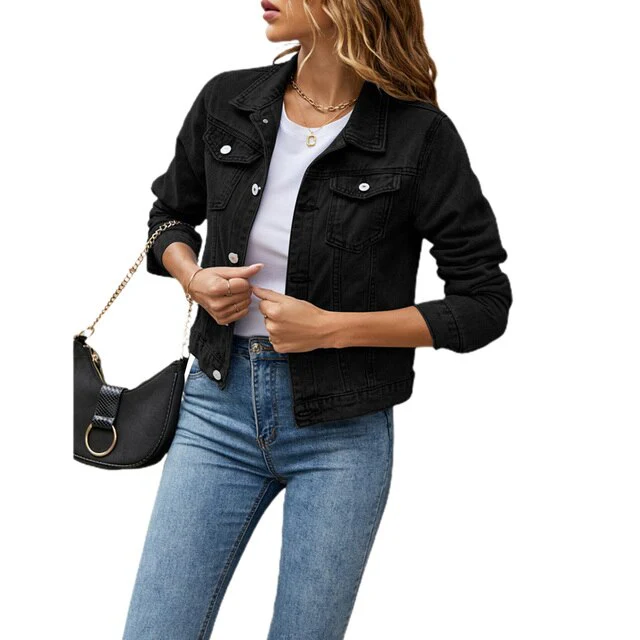 Krótka damska kurtka jeansowa z guzikami, wytrzymały denim, kieszenie na piersi, klasyczny kołnierz, modny wygląd.