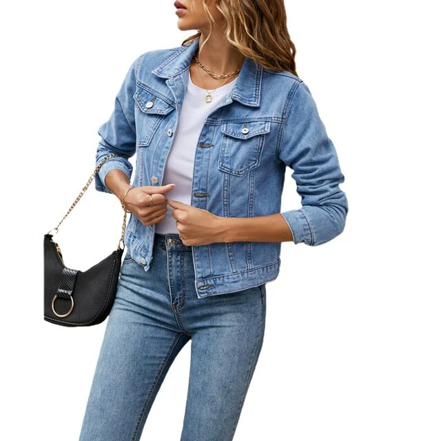 Krótka damska kurtka jeansowa z guzikami, wytrzymały denim, kieszenie na piersi, klasyczny kołnierz, modny wygląd.
