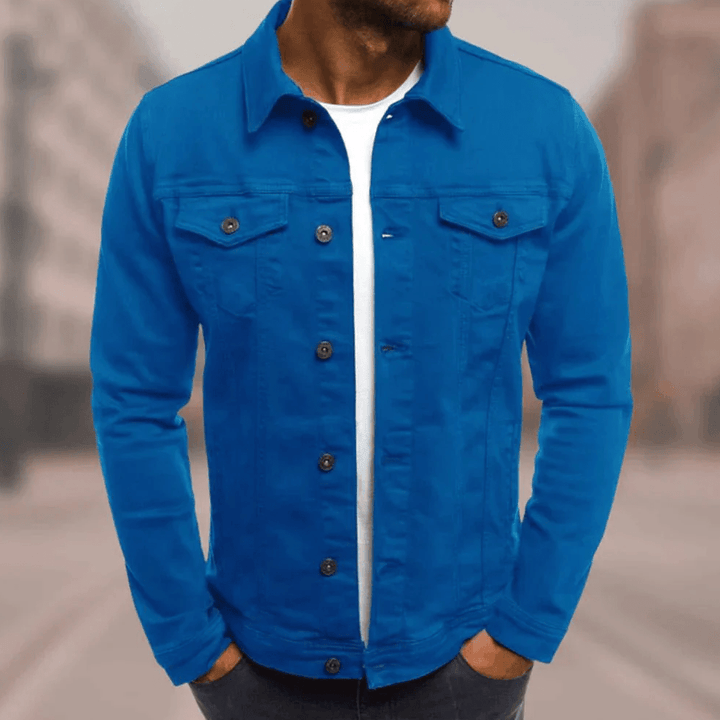 Męska kurtka jeansowa streetwear o miejskim wyglądzie, niebieski denim, kieszenie, kontrastujące szwy, nowoczesna i elegancka
