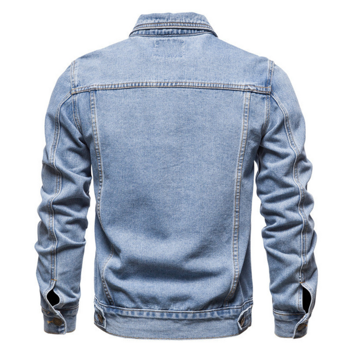 Męska kurtka jeansowa w stylu casual, z kołnierzem, wytrzymałym niebieskim materiałem i praktycznymi kieszeniami na piersi, widok z przodu.