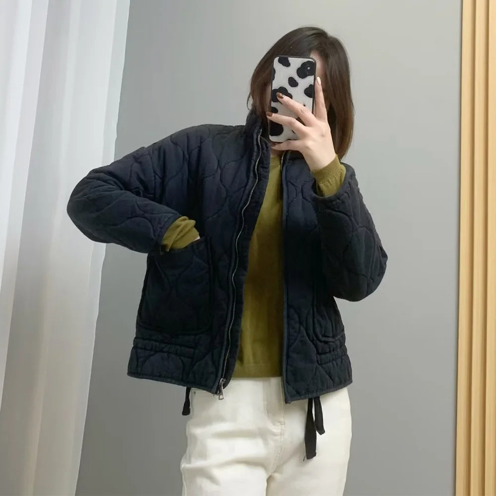 Damska pikowana kurtka Yvette w kolorze szarym, elegancki falisty wzór, praktyczne kieszenie, idealna na sezon przejściowy