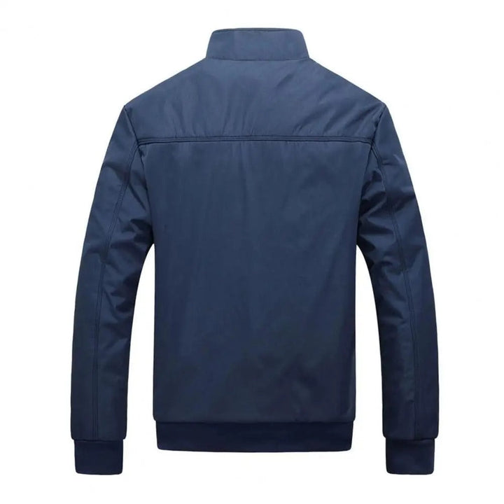 Elegancka damska kurtka slim-fit w kolorze niebieskim, taliowana, o miękkiej teksturze, idealna na letnie, wyrafinowane stylizacje. Zapewnia komfort i styl.