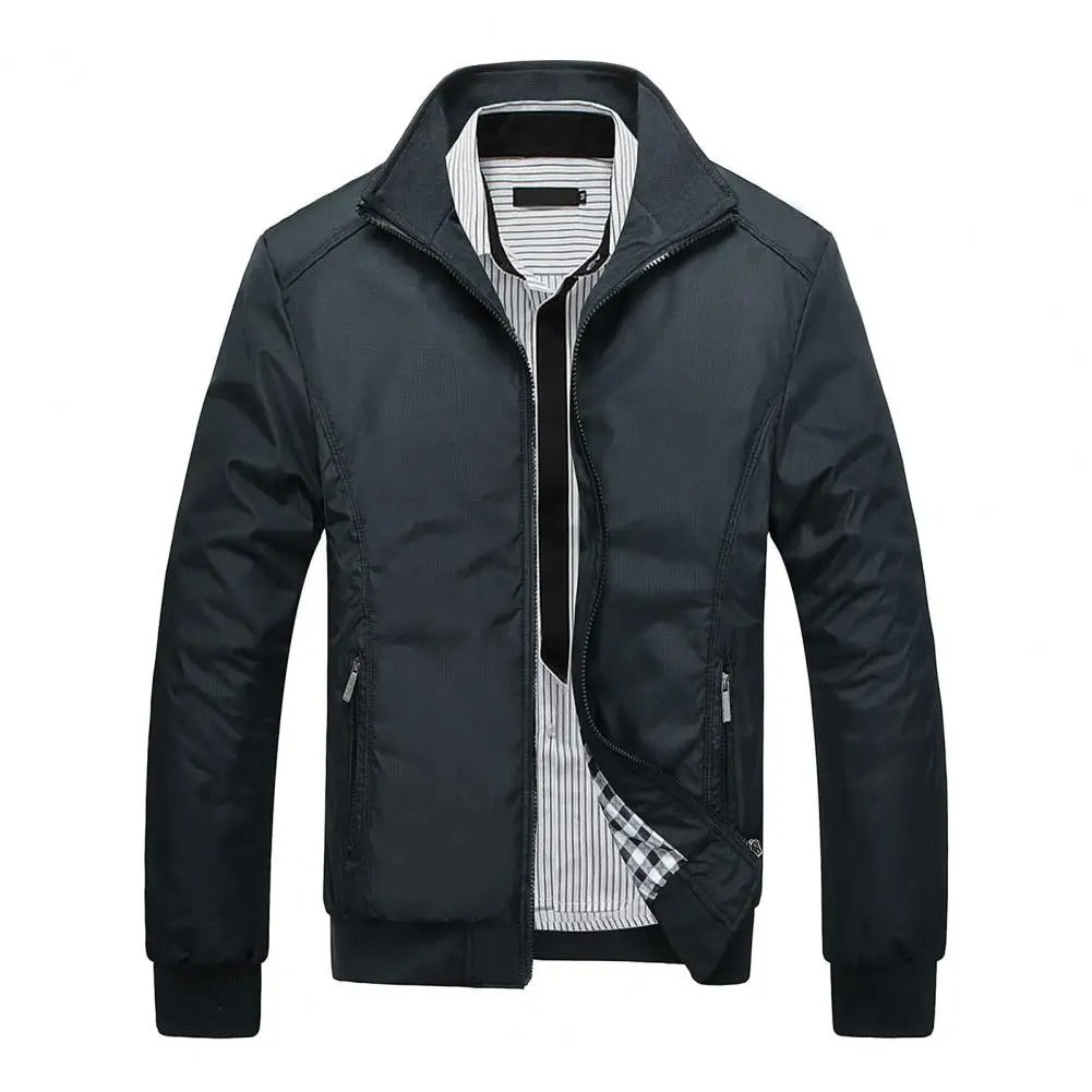 Elegancka damska kurtka slim-fit w kolorze niebieskim, taliowana, o miękkiej teksturze, idealna na letnie, wyrafinowane stylizacje. Zapewnia komfort i styl.