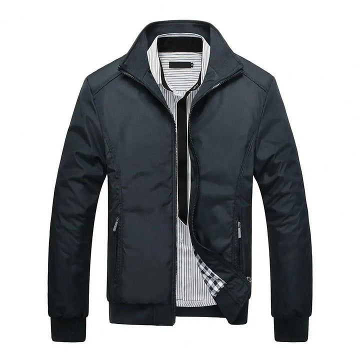 Elegancka damska kurtka slim-fit w kolorze niebieskim, taliowana, o miękkiej teksturze, idealna na letnie, wyrafinowane stylizacje. Zapewnia komfort i styl.