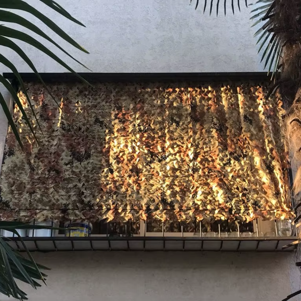 Wszechstronna siatka maskująca w kamuflażu, idealna do zacieniania, odporna na rozdarcia i zużycie.