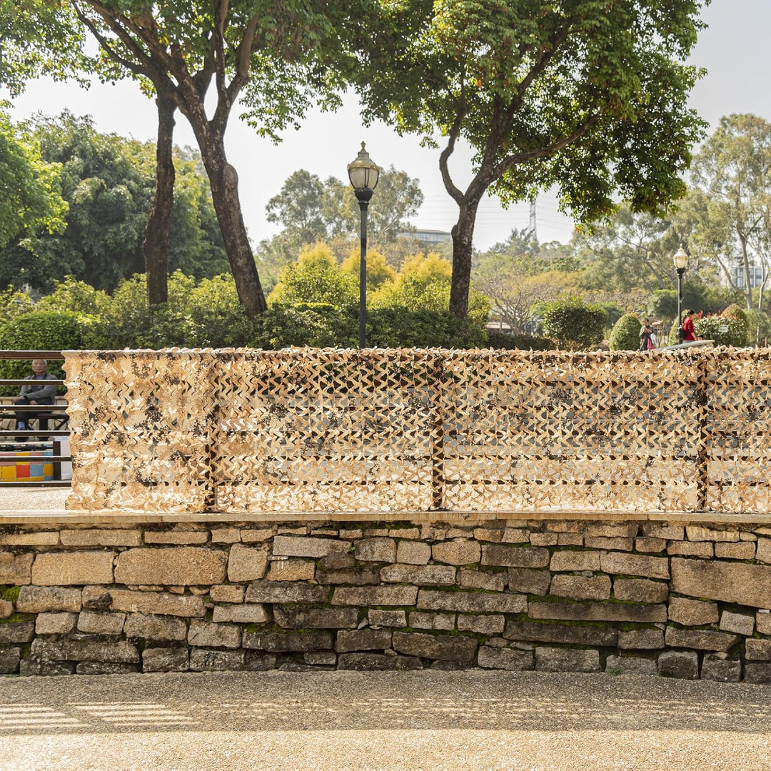 Siatka maskująca z efektem liści, zapewniająca cień i prywatność, do przestrzeni zewnętrznych.